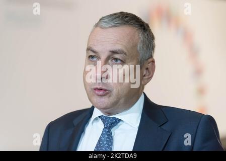 Prague, République tchèque. 23rd septembre 2022. Le ministre tchèque de l'industrie et du commerce, Jozef Sikela, s'adresse aux médias avant le début de la réunion informelle des ministres des consommateurs de l'Union européenne. Le principal sujet de discussion de la réunion a été le droit des consommateurs, la hausse des prix de l'énergie et la guerre en Ukraine. Crédit : SOPA Images Limited/Alamy Live News Banque D'Images