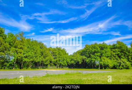 Ciel bleu avec des nuages chimiques cheminées le jour ensoleillé de l'Allemagne. Banque D'Images