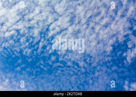 Ciel bleu avec des nuages chimiques cheminées le jour ensoleillé de l'Allemagne. Banque D'Images