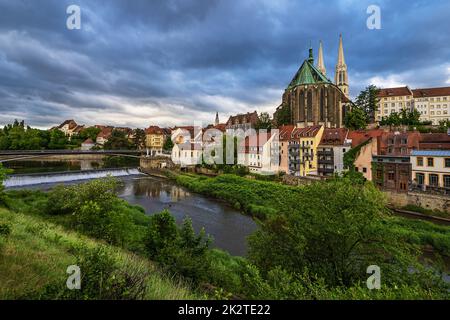 Vue sur la rivière NeiÃŸe jusqu'à l'église Peterskirche à Goerlitz, Allemagne Banque D'Images