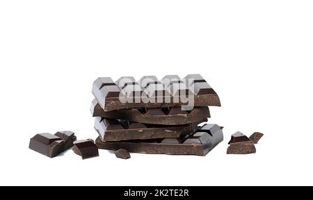 Chocolat noir cassé avec des morceaux isolés sur fond blanc.Barre de desserts au chocolat, gros plan Banque D'Images