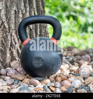 une épaisse kettlebell en fer dans une cour Banque D'Images