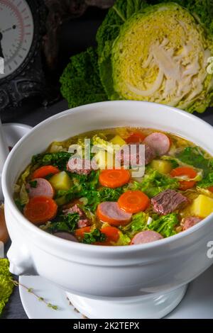 délicieuse soupe de chou de savoie dans un vase blanc Banque D'Images