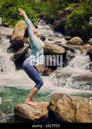 Larry mullen fit woman doing yoga asana Utkatasana outdoors Banque D'Images