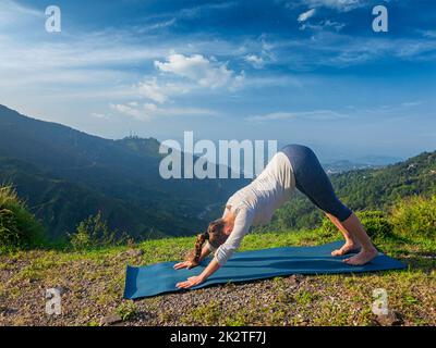 Young fit woman doing yoga oudoors en montagne Banque D'Images