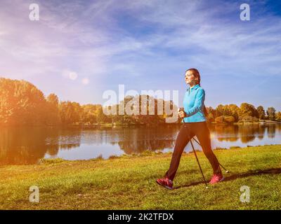 Le nordic walking woman outdoors Banque D'Images