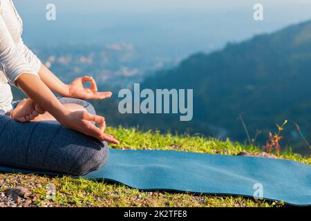 Close up lotus Padmasana poser Banque D'Images