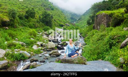 Femme matsyendrasanaasana Ardha asana en plein air Banque D'Images