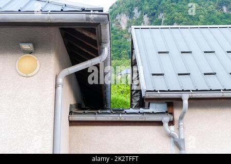 Tuyaux externes pour évacuer l'eau des fortes pluies sur les toits des maisons de montagne. Banque D'Images