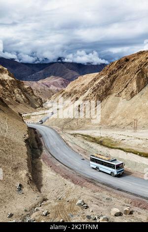 Bus de passagers indiens sur la route de l'Himalaya. Le Ladakh, Inde Banque D'Images