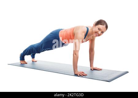 Woman doing yoga asana Utthita chaturanga dandasana (ou phalakasana) Banque D'Images