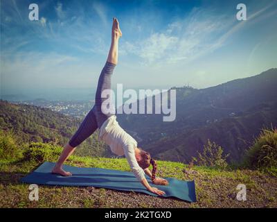 Young fit woman doing yoga oudoors en montagne Banque D'Images