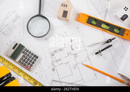 Vue de dessus du plan de la maison avec les outils de réparation sur le bureau de l'architecture Banque D'Images