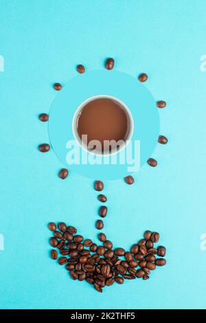 Fleur faite de grains de café, espresso debout au milieu, Bonjour, avoir de la caféine pour le petit déjeuner, boisson chaude Banque D'Images