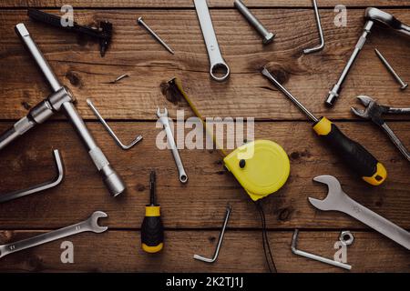 Composition DYI de divers outils de travail sur fond plat en bois Banque D'Images