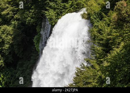 Cascade de Marmore en Ombrie, Italie.Cascade incroyable qui éclabousse la nature. Banque D'Images