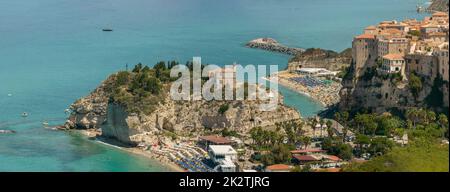 Vue aérienne de Tropea, maisons sur les rochers. Toits et fenêtres. Coucher de soleil. Vue d'ensemble de la ville. Plage et mer. Sanctuaire de Santa Maria. Italie Banque D'Images