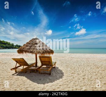 Deux chaises longues de plage sous tente Banque D'Images