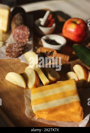 Salami Peppercprn avec cinq fromages anglais en couches dans une cuisine rustique à la lumière naturelle Banque D'Images