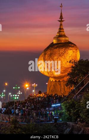 Golden Rock - Pagode Kyaiktiyo, Myanmar Banque D'Images