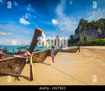 Long Tail boats on beach, Thaïlande Banque D'Images