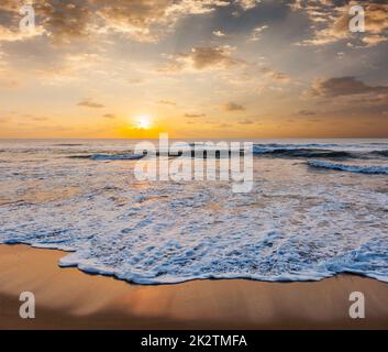 Lever du soleil sur la plage Banque D'Images