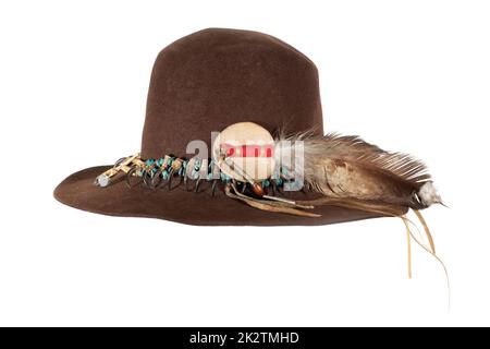 Chapeau américain natif avec bande de chapeau en griffes de raptor et turquoise sur feutre brun avec plume d'aigle Banque D'Images