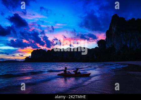 Railay beach sur le coucher du soleil, la province de Krabi en Thaïlande Banque D'Images