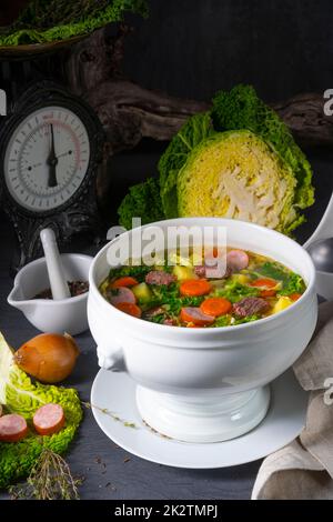 délicieuse soupe de chou de savoie dans un vase blanc Banque D'Images