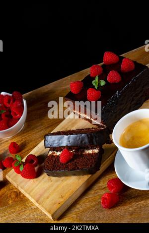 Gâteau au chocolat avec framboises et café Banque D'Images