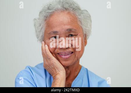 Asian elder senior woman patient sitting and smile face with happy on bed in hospital. Banque D'Images