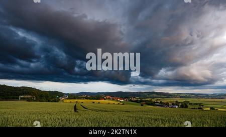 Nuages sombres dans la vallée de Werra à Herleshausen Banque D'Images