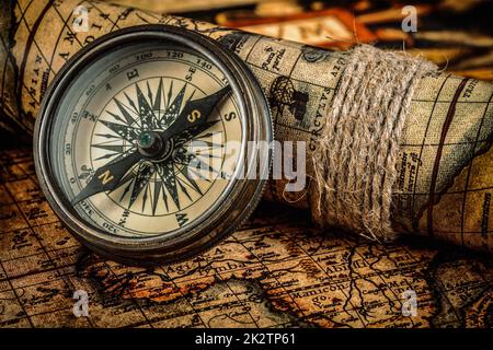 Old vintage compas sur carte ancienne Banque D'Images