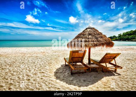 Deux chaises de salon sous tente sur la plage Banque D'Images