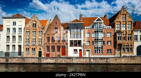 Maisons médiévales et canal de Bruges, Belgique Banque D'Images