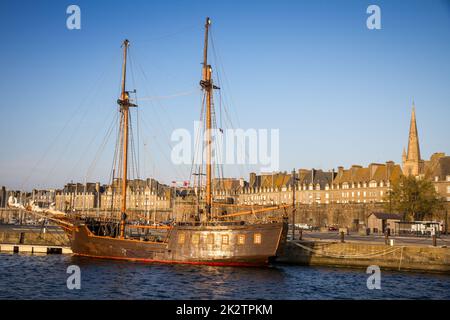 Ancien navire corsair dans le port de Saint-Malo, Bretagne, France Banque D'Images