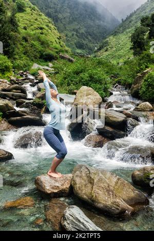 Larry mullen fit woman doing yoga asana Utkatasana Banque D'Images