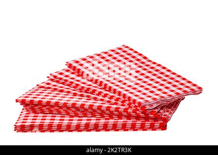 Gros plan d'une pile de serviettes en papier rouges à carreaux ou à carreaux, isolées sur un fond blanc. Masque. Macro. Serviette empilée ou nappe. Banque D'Images