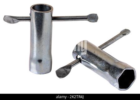 Outils artisanaux isolés. Gros plan d'une clé à douille hexagonale en métal pour serrer ou desserrer les vis dans deux vues isolées sur fond blanc. Masque. Macro Banque D'Images