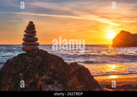 Concept d'équilibre et d'harmonie - pile de pierre sur le plage Banque D'Images