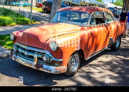 Falcon Heights, MN - 18 juin 2022 : vue panoramique à l'angle avant d'une berline BelAir 2 portes 1953 de Chevrolet lors d'un salon automobile local. Banque D'Images