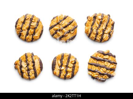 Biscuits aux pépites avec des arachides et des bandes de chocolat isolées sur fond blanc. Banque D'Images