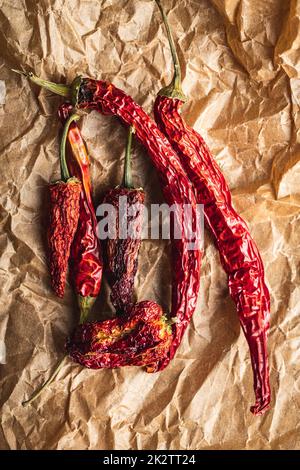 Piments séchés sur papier. Banque D'Images