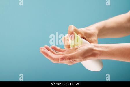 Crop femme appliquant du savon sur les mains Banque D'Images