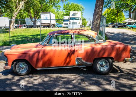 Falcon Heights, MN - 18 juin 2022 : vue latérale à haute perspective d'une berline 2 portes BelAir 1953 de Chevrolet lors d'un salon de voiture local. Banque D'Images