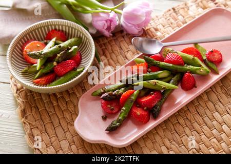 Salade appétissante aux asperges et aux fraises Banque D'Images