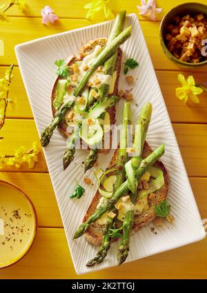 Bruschettas frais avec légumes pour le petit déjeuner Banque D'Images