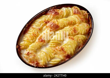 Délicieux gratin de pommes de terre crémeux servi sur une table blanche Banque D'Images