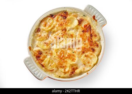 Gratin de pommes de terre appétissant en cocotte sur table Banque D'Images