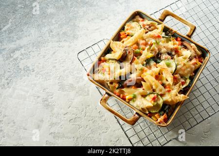 Appétissant penne cuite avec légumes et fromage en cocotte Banque D'Images